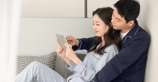 Doc thu con dat tren ban, chong toi lap tuc dat ve ve que