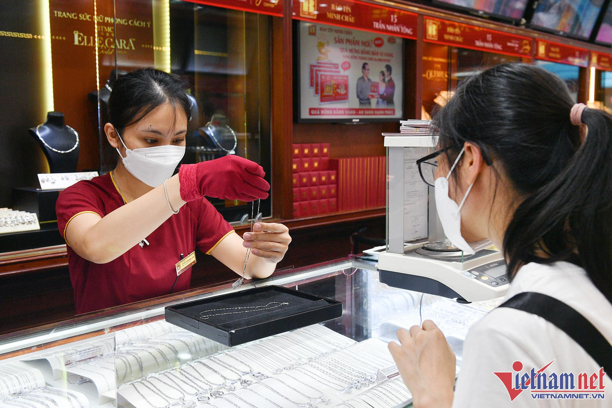 Gia vang hom nay 21/7: Giam khong ngung, chua thay day