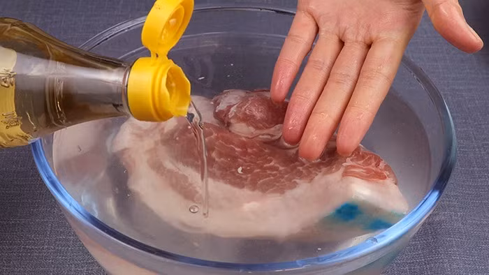 Ra dong thit dung nuoc nong la sai, can them 2 gia vi nay-Hinh-2