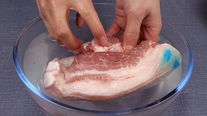 Rã đông thịt dùng nước nóng là sai, cần thêm 2 gia vị này - Hình 3 Ra dong thit dung nuoc nong la sai, can them 2 gia vi nay-Hinh-3