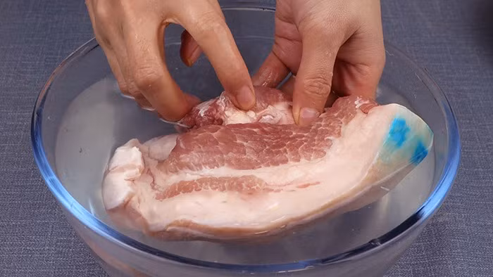 Ra dong thit dung nuoc nong la sai, can them 2 gia vi nay-Hinh-3