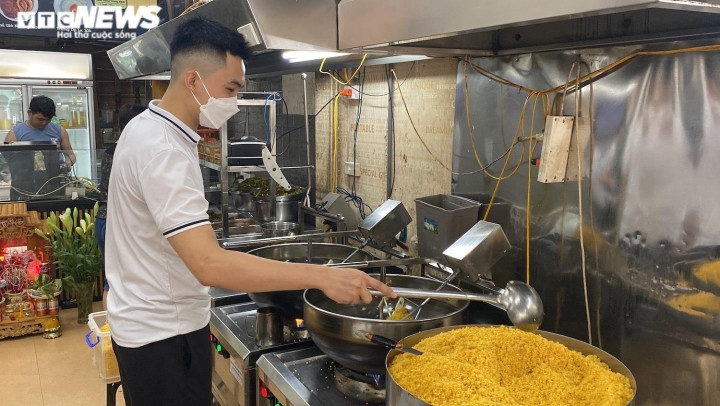 Có sự hỗ trợ của máy móc, tuy giảm sức người nhưng lại tăng sản lượng, quán không ngần ngại mở gian hàng trên hầu hết các ứng dụng gọi đồ ăn. Cứ đến khoảng 11h trưa là đội ngũ shipper nườm nượp kéo đến để nhận đơn đem trao cho khách.