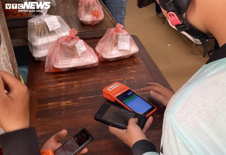 Anh Hoàng Minh, một shipper của Baemin cho biết: “Quán rang cơm bằng máy nên chúng tôi cũng không phải chờ quá lâu. Từ lúc báo đơn đến lúc cầm hàng trên tay lâu nhất cũng chỉ 10 phút. Mà quán nổ đơn liên tục nên buổi trưa tôi thường hay về gần đây, chờ khách đặt hàng và nhận cuốc”.