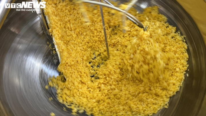 “Càng ngày chúng tôi càng thấy đầu tư vào máy móc là sáng suốt. Bây giờ chỉ cần 2 người, còn đâu là máy làm hết. Số lượng nhân viên cũng giảm đi một nửa, tiết kiệm được bao nhiêu chi phí nhân công”, anh Phương nói.