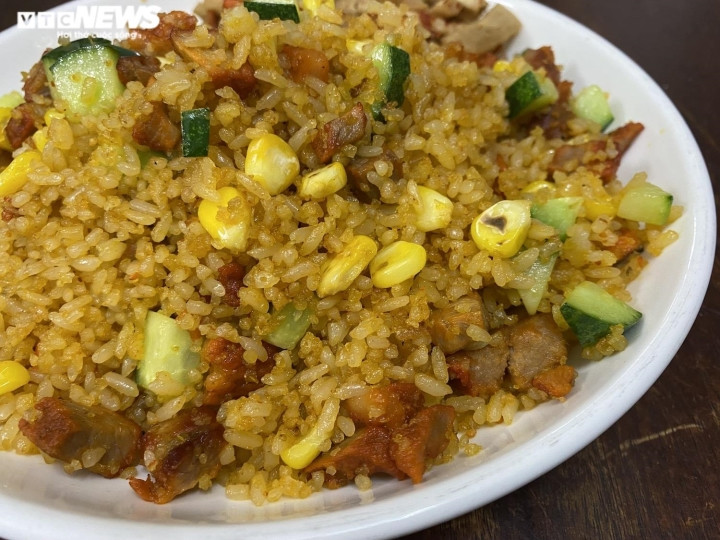 “Ngày thường chúng tôi bán trung bình 300 - 400 suất. Hôm nào đông lắm thì 500 - 600 suất. Nhưng có nhiều dịp cao điểm, nhất là cận Tết, quán bán được cả nghìn suất/ngày”, anh Phương nói.