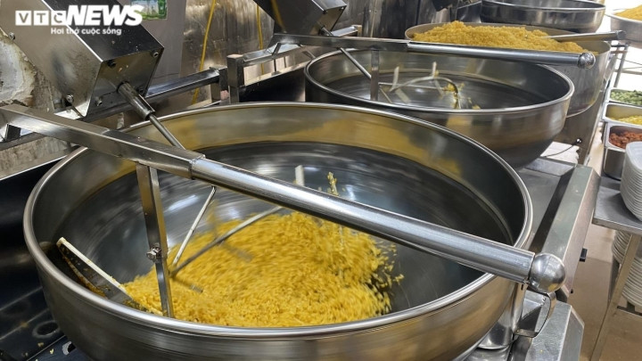 Máy móc giải phóng sức người, đảo cơm cũng đều hơn, tơi hơn và đượm hơn.