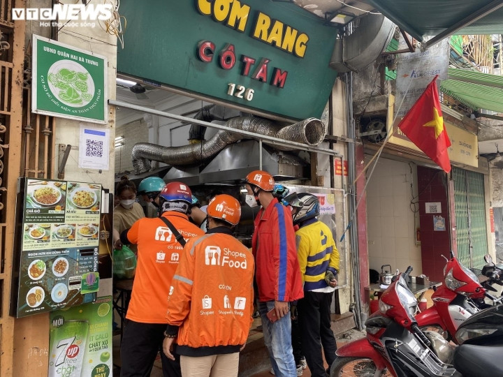 “Họ làm quen rồi, ngoài việc nhận đơn rất nhanh gọn họ còn trang bị máy pos thanh toán, thiết bị công nghệ hỗ trợ cho tài xế dễ dàng nhận đơn nữa”, anh Hoàng Trung, tài xế Nowfood nói.