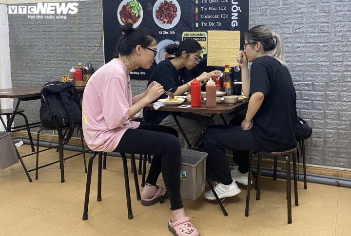 Chị Thùy Dung (Hoàng Mai, Hà Nội) nói: “Tôi rất thích cơm rang ở đây, mê nhất là món cơm rang “Gà mất trí”, rất đặc biệt. Tôi hỏi chủ quán rằng vì sao lại đặt tên món là “gà mất trí” thì được biết rằng cái tên này nhằm diễn tả độ ngon của món ăn. Ngon đến mức quên sạch mọi chuyện luôn thì gọi là cơm gà mất trí".