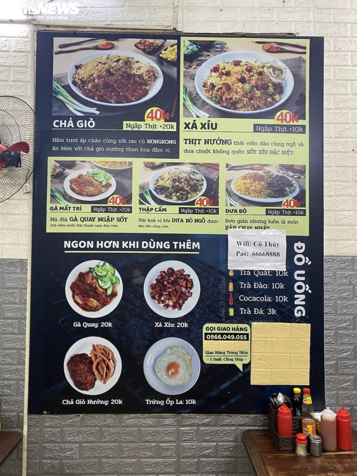 Tại quán, thực đơn gồm các món cơm rang: thập cẩm, dưa bò, gà mất trí, xá xíu, chả giò đều được bán với giá 40.000 đồng/suất.