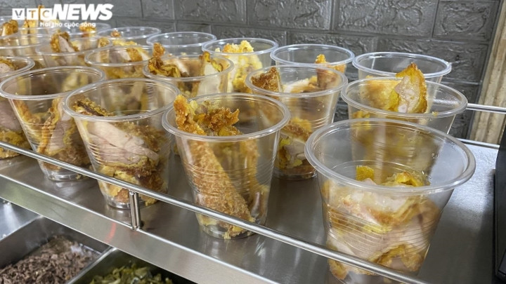 Đây là phần thịt gà chuẩn bị cho món cơm rang phục vụ khách đặt hàng online.