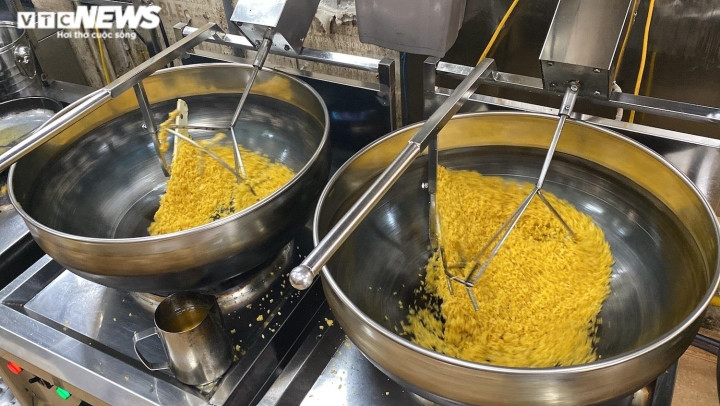 12 năm trước, quán mở ra giống như bao quán khác, sau một thời gian thì ngày càng đông khách. Lúc cao điểm có cả 6, 7 người cùng đứng rang cơm liên tục, tổng nhân viên phục vụ lúc đó là gần 20 người.