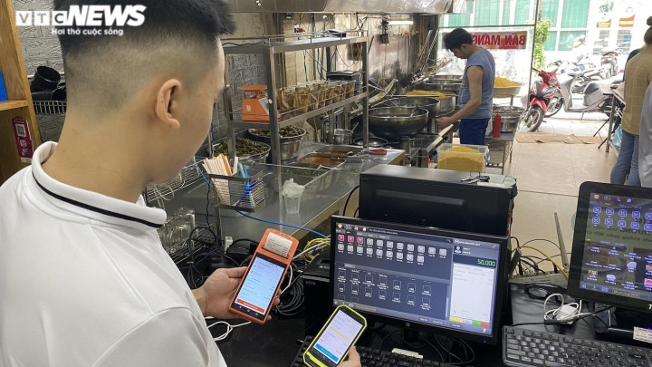 Quản lý Phương cho biết, mấy năm nay lượng khách đặt hàng online tăng lên, giúp giảm tải khá nhiều lượng khách trực tiếp. Vì thế mà khách đến ăn trực tiếp cũng được phục vụ nhanh và chu đáo hơn.