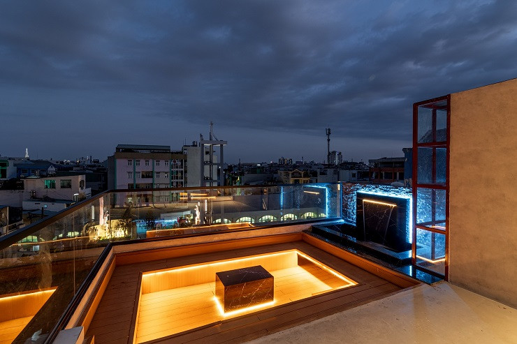 Khu vực hồ tiểu cảnh chủ yếu dùng đá và line đèn nhẹ nhàng để mang lại cảm giác êm dịu, hòa mình cùng tiếng động xung quanh cũng như tôn lên gout thẩm mĩ của bản thân.