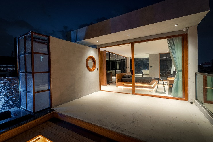 Tầng 5 là sân thượng, có phòng ngủ master với diện tích 60 m2. Ngoài ra còn có thêm khu vực ban công dùng làm chỗ để BBQ ngoài trời và tụ tập bạn bè. (Ảnh: Đỗ Quốc Anh)