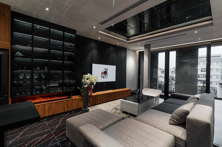 Tủ đựng nước hoa, rượu thể hiện gout thẩm mỹ, truyền tải niềm yêu thích cái đẹp của bản thân anh tới khách đến chơi nhà.