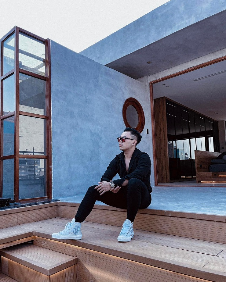 Bên ngoài sân thượng, diện tích 35m2, được chủ nhà dùng làm chỗ để nướng BBQ và tụ tập cùng bạn bè. 'Tôi và bạn bè có thể chill cùng không gian trong thành phố nhưng tách biệt với thế giới xung quanh', anh nói. (Ảnh: Đỗ Quốc Anh)