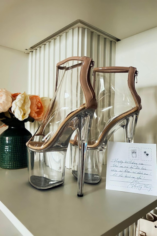 Cuoi ngat vi doi giay Hoang Thuy tang sinh nhat Hoa Minzy-Hinh-4