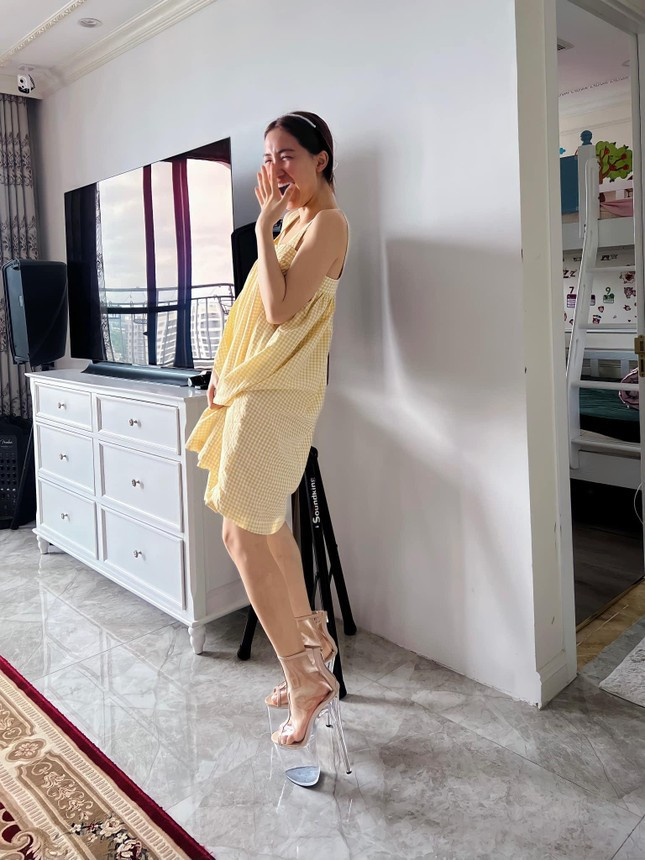 Cuoi ngat vi doi giay Hoang Thuy tang sinh nhat Hoa Minzy