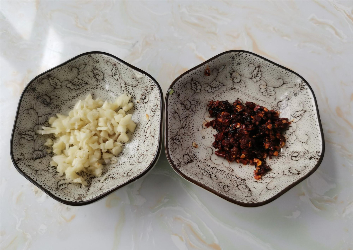 Lá cần tây mọi người thường bỏ đi lại có tác dụng chữa bệnh - Hình 3 La can tay moi nguoi thuong bo di lai co tac dung chua benh-Hinh-3