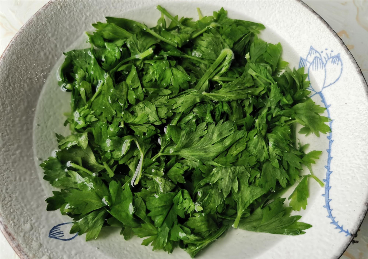 Lá cần tây mọi người thường bỏ đi lại có tác dụng chữa bệnh - Hình 5 La can tay moi nguoi thuong bo di lai co tac dung chua benh-Hinh-5