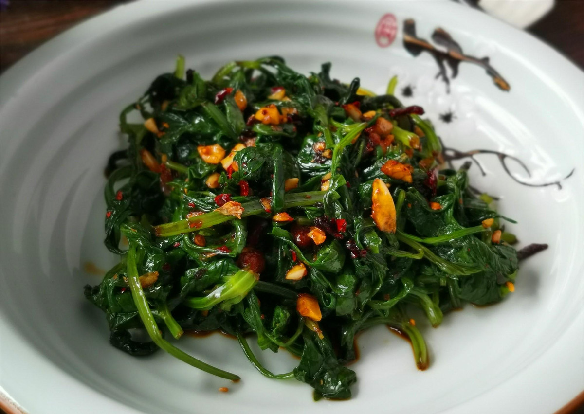 Lá cần tây mọi người thường bỏ đi lại có tác dụng chữa bệnh - Hình 8 La can tay moi nguoi thuong bo di lai co tac dung chua benh-Hinh-8