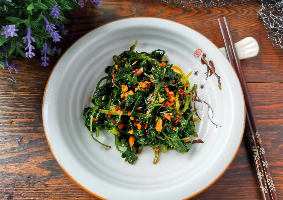 Lá cần tây mọi người thường bỏ đi lại có tác dụng chữa bệnh - Hình 9 La can tay moi nguoi thuong bo di lai co tac dung chua benh-Hinh-9