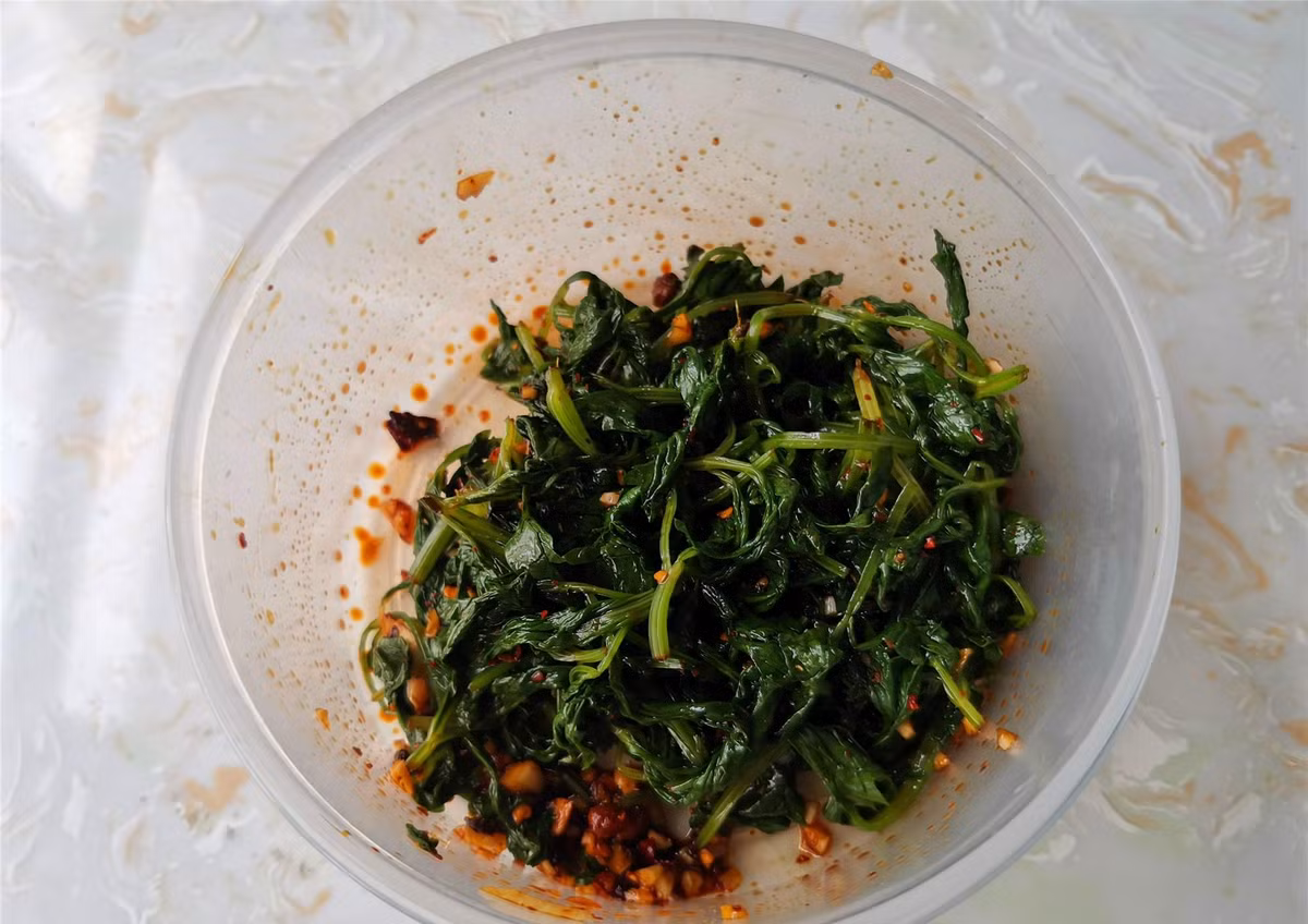 Lá cần tây mọi người thường bỏ đi lại có tác dụng chữa bệnh - Hình 7 La can tay moi nguoi thuong bo di lai co tac dung chua benh-Hinh-7