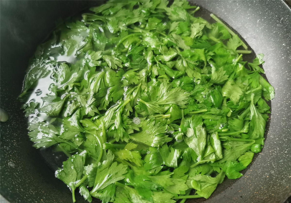 Lá cần tây mọi người thường bỏ đi lại có tác dụng chữa bệnh - Hình 4 La can tay moi nguoi thuong bo di lai co tac dung chua benh-Hinh-4