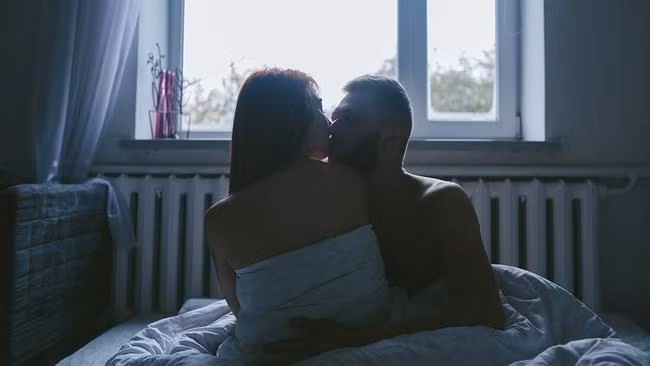 Vua moi nhap cuoc an ai, cap doi chung hung vi chuyen kho noi-Hinh-2