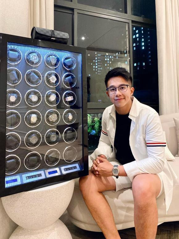 ạn trai của Hương Giang là Matt Liu cũng đầu tư tủ két xoay để bảo quản cũng như trưng bày riêng những chiếc đồng hồ tiền tỷ của mình.