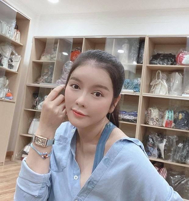 ột trong những "yêu nữ hàng hiệu" Vbiz khác là Lý Nhã Kỳ cũng từng gây sốc khi bảo quản hàng hiệu trong túi ni lông trông khá phèn như "tổng kho bán túi fake".