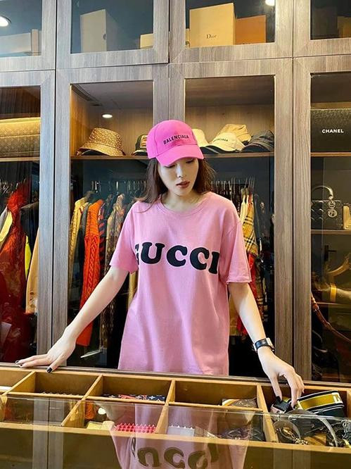 ỳ Duyên lại chọn tủ gỗ tông nâu ấm áp, phân chia nhiều hộc để bày biện trang sức và phụ kiện theo concept.