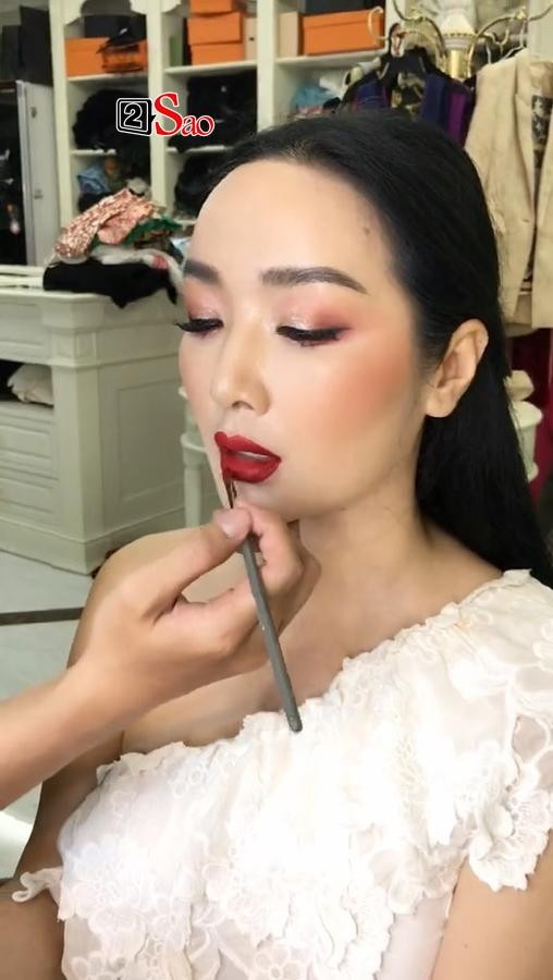 uần áo phía sau cũng được treo trên sào hoặc gấp thành chồng trên bàn trông khá bừa bộn.