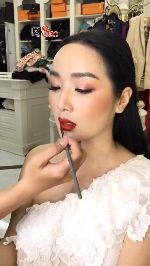 Quần áo phía sau cũng được treo trên sào hoặc gấp thành chồng trên bàn trông khá bừa bộn.