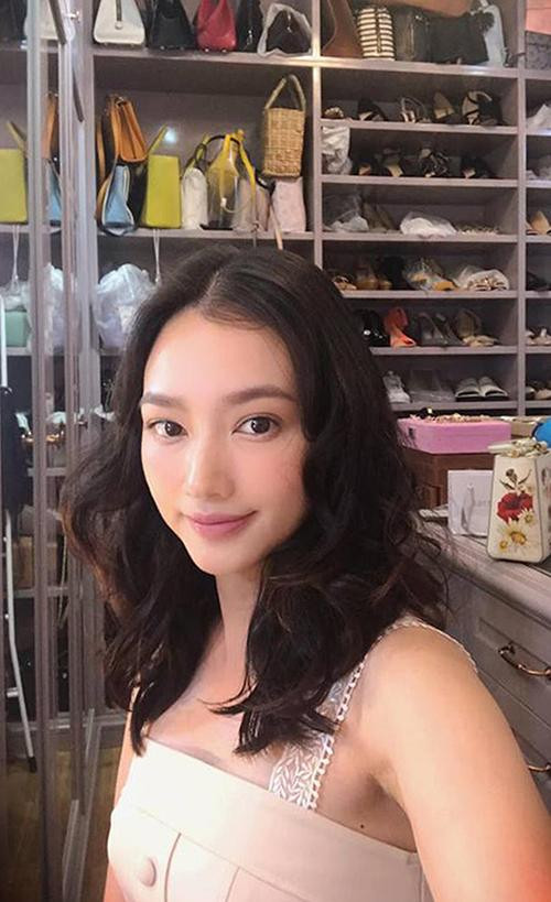 rúc Diễm để túi và giày hiệu trong túi nilon và xếp lộn xộn trên kệ vì số lượng quá nhiều. Trong làng giải trí, các sao thường có phòng riêng để chứa hàng hiệu. Những mặt hàng xa xỉ này được để trên tủ đồ cao cấp và bài trí cầu kỳ, đẹp mắt giống hệt store hàng hiệu. Vì vậy việc cất giữ đồ hiệu kín bưng như trong các cửa hàng bán đồ bình dân của Giáng My, Lý Nhã Kỳ và Trúc Diễm khiến fan bất ngờ và khó hiểu.