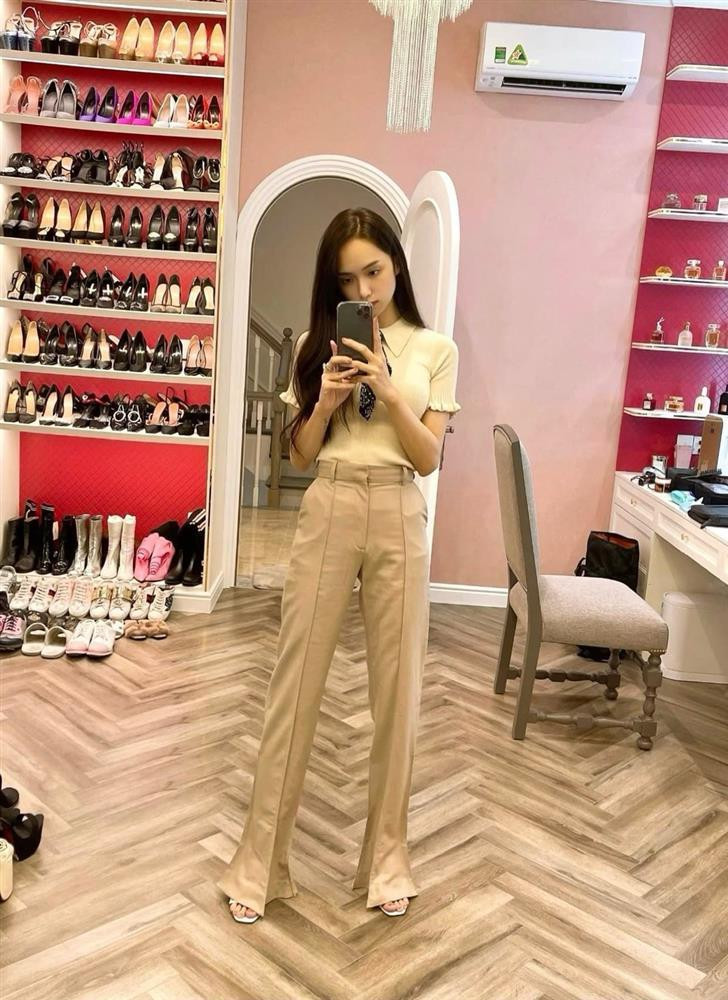 hi chuyển về biệt thự mới, Hương Giang cũng chú tâm xây riêng nơi chứa hàng hiệu để xếp đồ ngay ngắn theo màu, độ cao cùng hệ thống đèn, phòng thử không thua gì ở các cửa hàng.