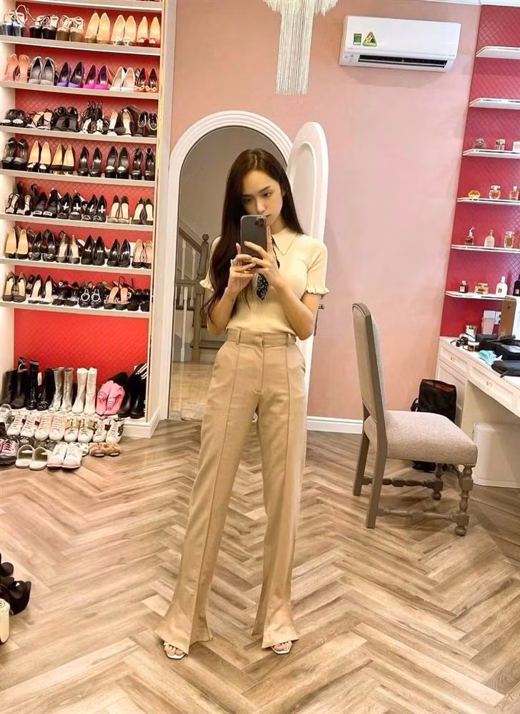 Khi chuyển về biệt thự mới, Hương Giang cũng chú tâm xây riêng nơi chứa hàng hiệu để xếp đồ ngay ngắn theo màu, độ cao cùng hệ thống đèn, phòng thử không thua gì ở các cửa hàng.