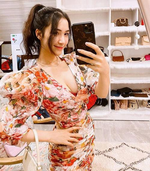 oà Minzy sử dụng kệ gỗ trắng để bày túi hiệu, ca sĩ còn khá kỹ tính khi chọn thảm lông tiệp màu để mang tới hình ảnh điệu đà cho phòng để đồ.