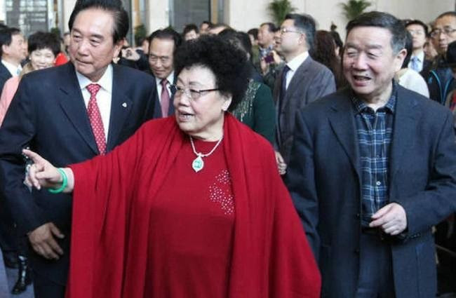 Phu ba giau nhat dai luc va ban di chuc gay soc-Hinh-2