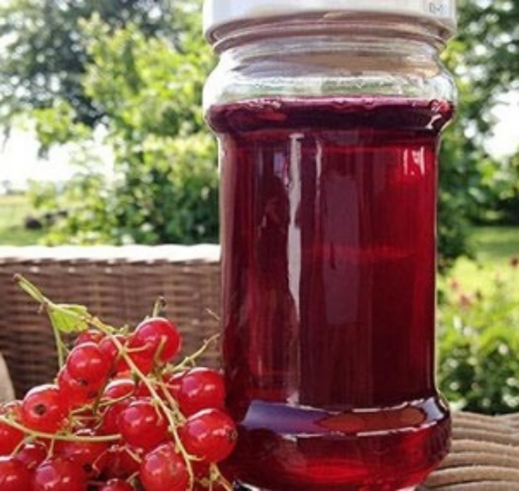 Tại các nước Châu Âu, đây được xem như loại quả dại mọc ven đường hoặc thường được trồng để làm cảnh cho sân vườn.