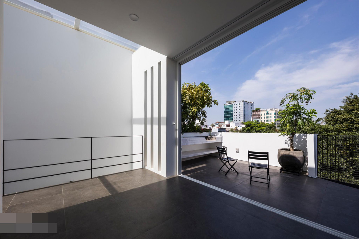 Resort pho an minh sau buc tuong cao va canh cong go-Hinh-14