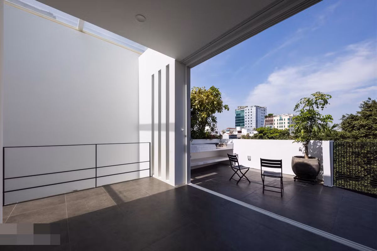 Resort pho an minh sau buc tuong cao va canh cong go-Hinh-14