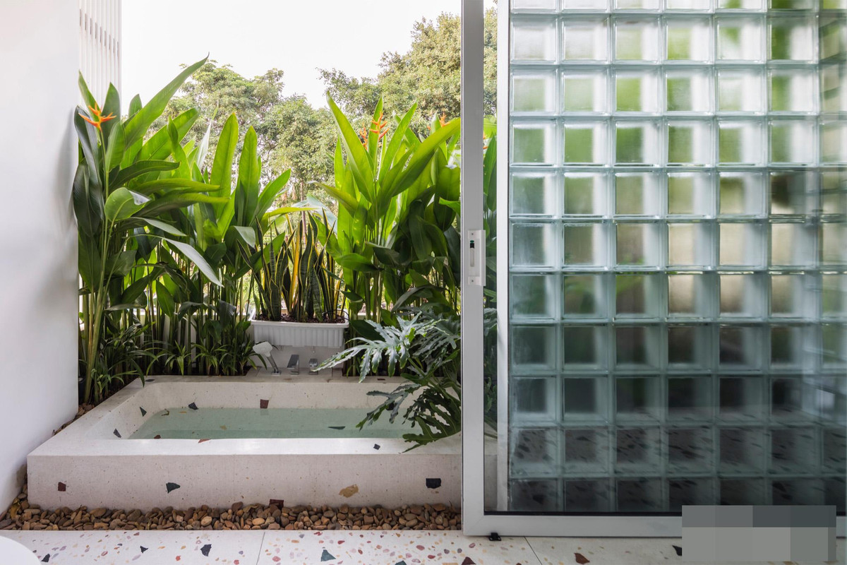 Resort pho an minh sau buc tuong cao va canh cong go-Hinh-6