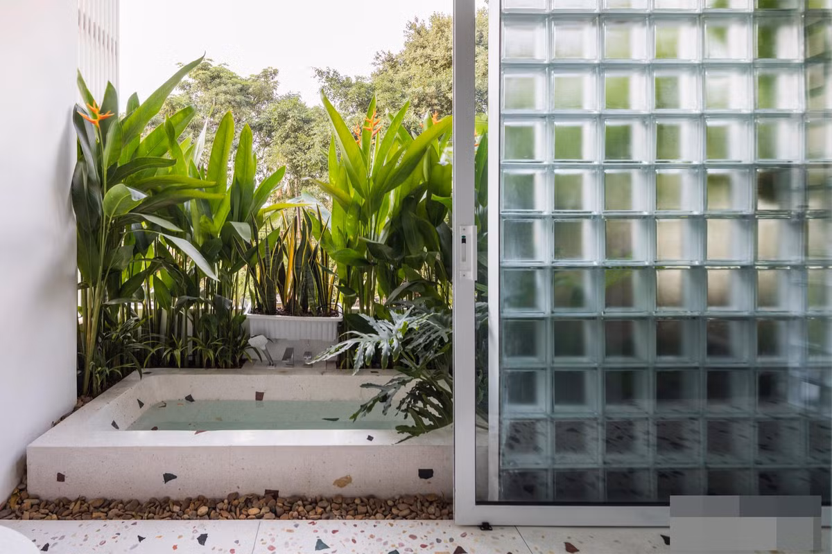 Resort pho an minh sau buc tuong cao va canh cong go-Hinh-6