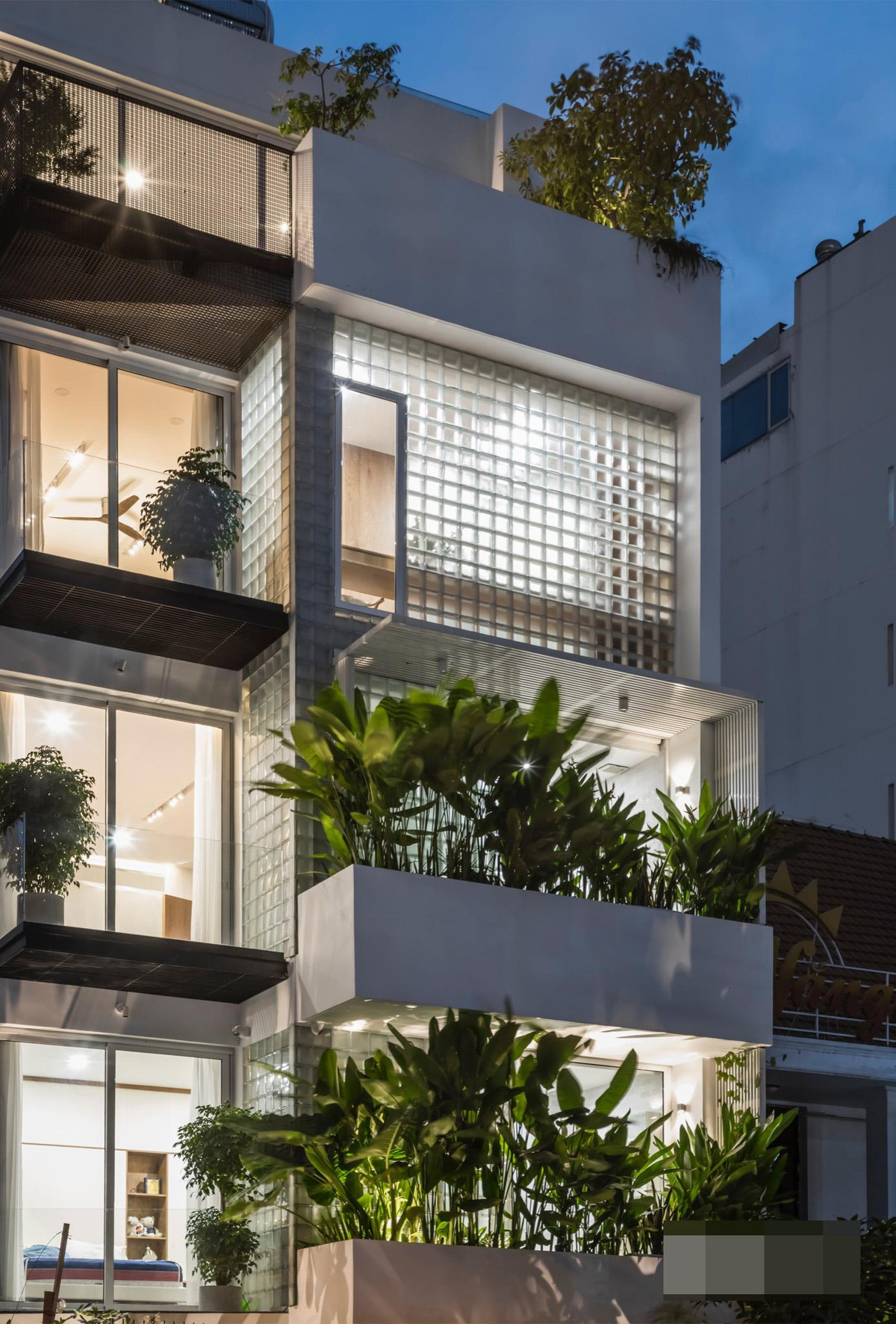 Resort pho an minh sau buc tuong cao va canh cong go-Hinh-5