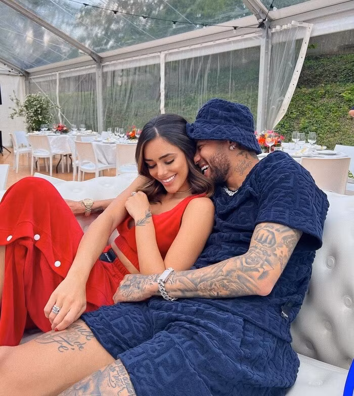 4 cuoc tinh noi tieng va on ao cua Neymar