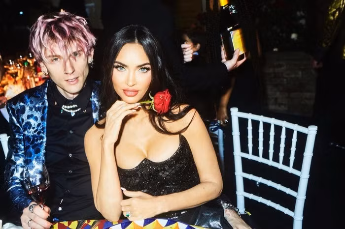 Megan Fox và Machine Gun Kelly diện đồ táo bạo trong đám cưới của Kourtney Kardashian.