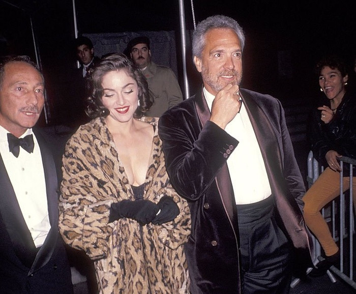 Năm 1991, Madonna tham dự đám cưới của Allen Grubman và Deborah Haimoff trong chiếc váy đen khoe trọn vòng một.