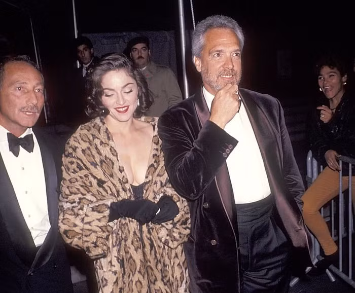 Năm 1991, Madonna tham dự đám cưới của Allen Grubman và Deborah Haimoff trong chiếc váy đen khoe trọn vòng một.