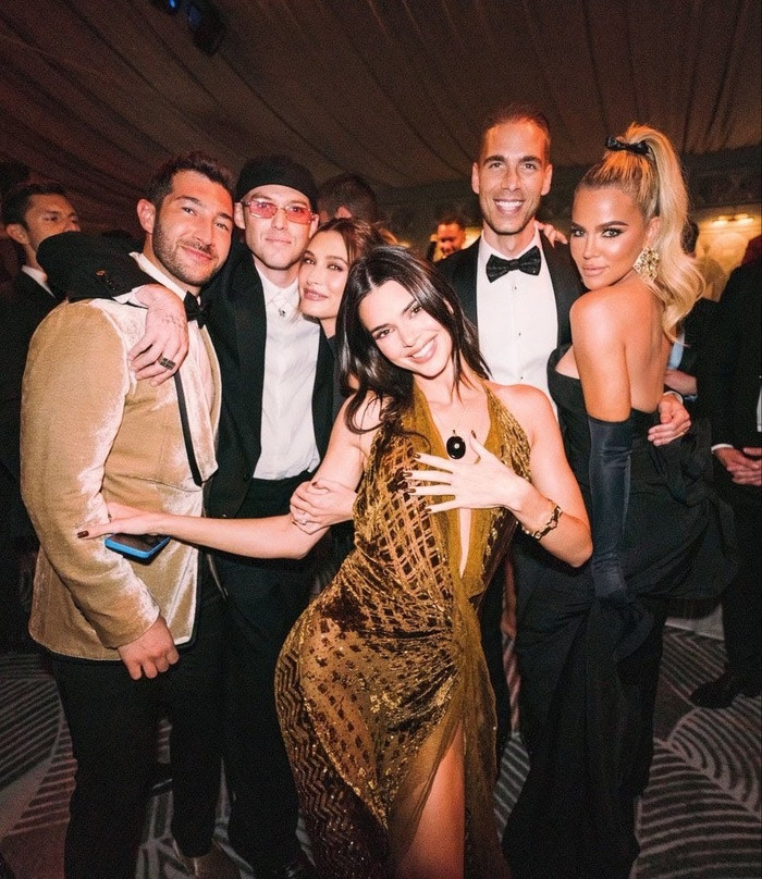 Kendall Jenner mặc váy xẻ cao tại đám cưới của Simon Huck và Phil Riportella.